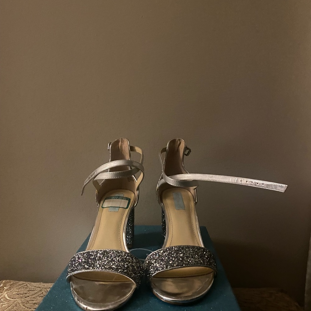 Sling back opened toe size 10M shoes.